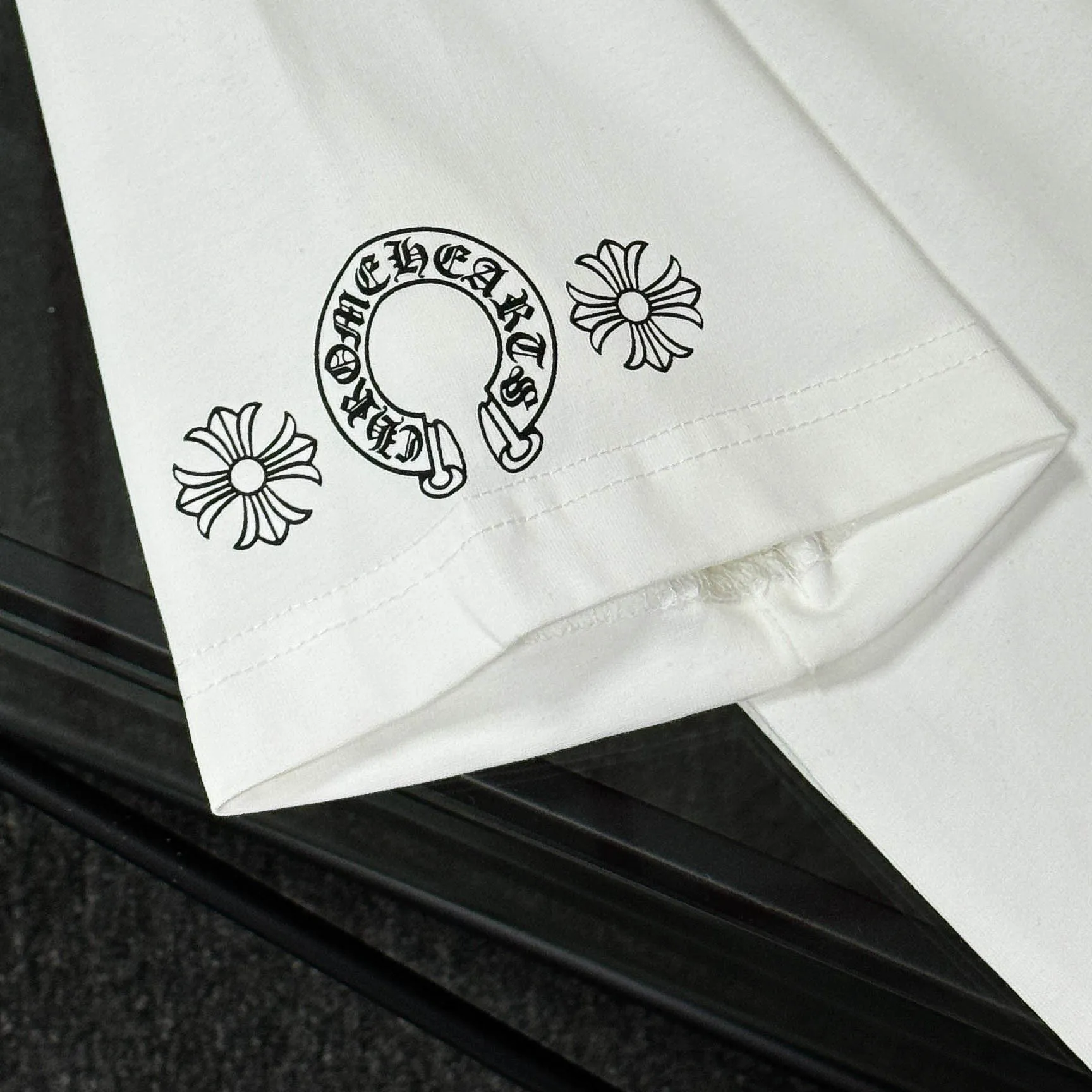 P170 Chrome Hearts Chrome Hearts 25 high-end versions. The fabric is made of 300 grams of high-density pure cotton. It does not deform or shrink. It has three labels. It is the same style for men and women. Technology: Digital printing. Color: White. Black. SIZE: S-XL.